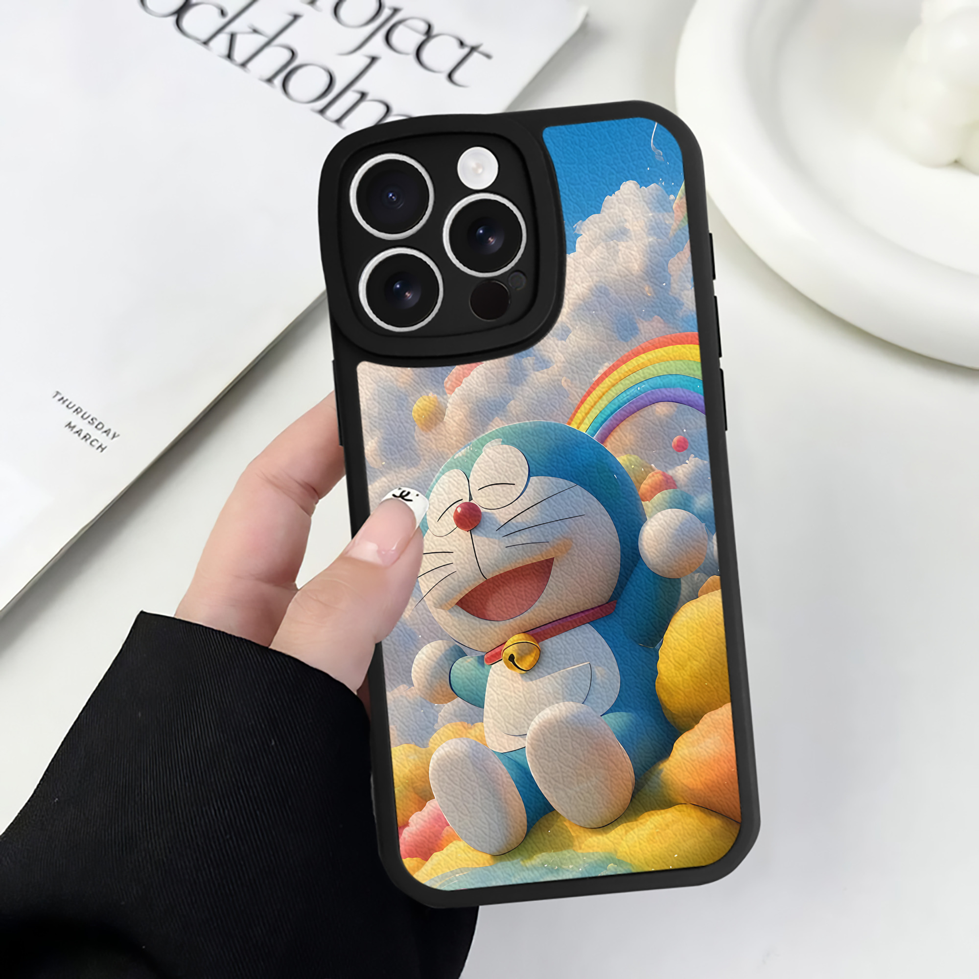 （画像用） ドラえもん Doraemon 【iPhone 16シリーズ対応】シリコンスマホケース（レザー調） 材質：シリコン